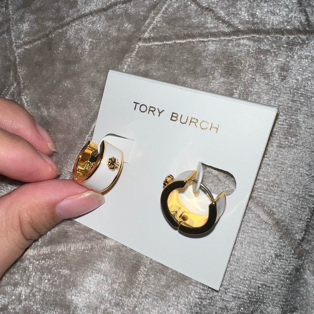 TORY BURCH KIRA ENAMEL HUGGIE HOOP EARRING 🤍